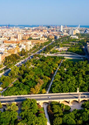 Stadtpanorama von Valencia mit weitläufiger Parkanlage, die das Zentrum durchquert aus der Luftperspektive.