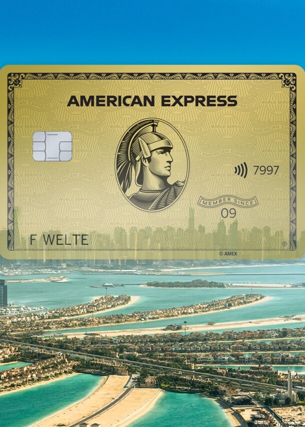 Fotomontage einer Luftaufnahme von Dubai mit einer goldenen Kreditkarte im Bildvordergrund
