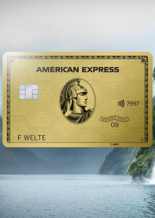 Fotocollage mit einer goldenen Kreditkarte von American Express vor einer nebeligen Berglandschaft an einem See mit Wasserfall.