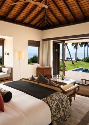 Elegante Hotelsuite im Bungalow-Stil mit eigenem Pool in tropischer Umgebung am Meer.