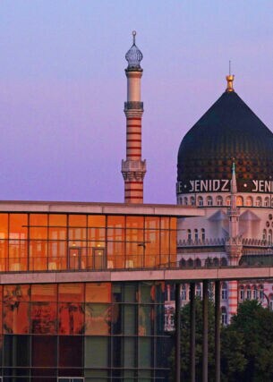 Blick auf die orientalische Architektur der ehemaligen Zigarettenfabrik Yenidze im Abendrot.