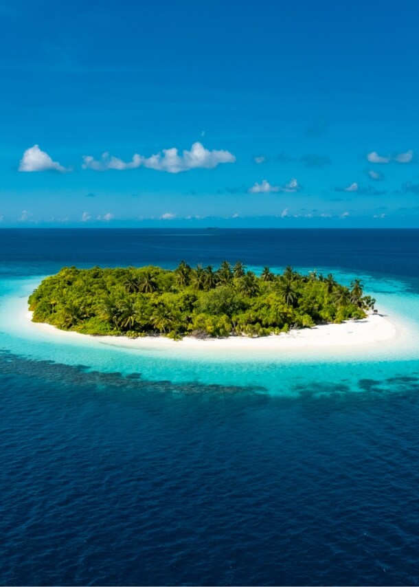 Luftansicht einer kleinen maledivischen Insel.