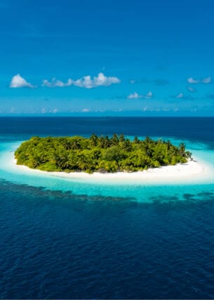 Luftansicht einer kleinen maledivischen Insel.