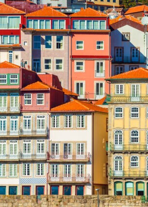 Bunte Häuserfassaden der Altstadt von Porto.