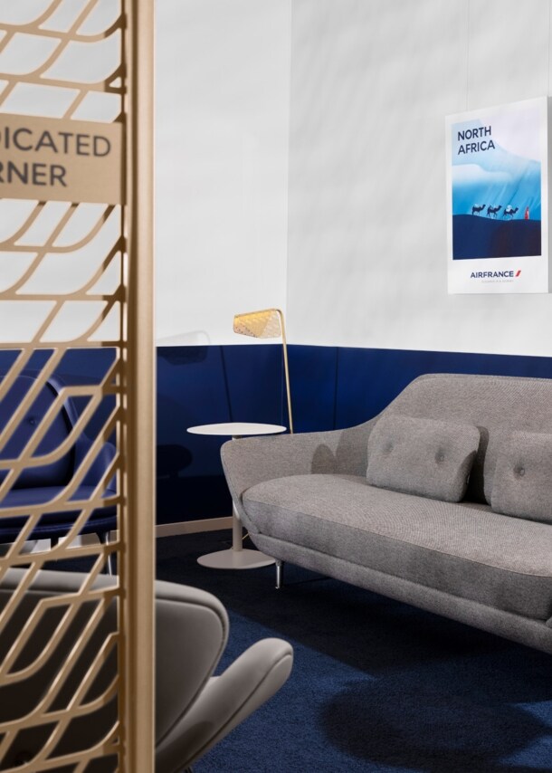 Eine abgetrennte Sitzecke mit Sofa in einer Flughafenlounge von Air France.