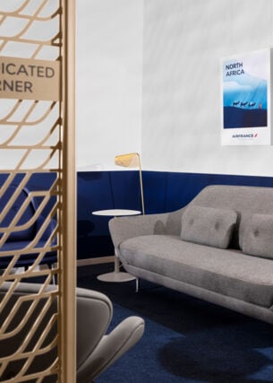 Eine abgetrennte Sitzecke mit Sofa in einer Flughafenlounge von Air France.