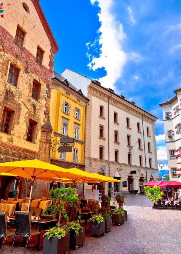 Fußgängerzone in der Innsbrucker Altstadt mit Außengastronomie.