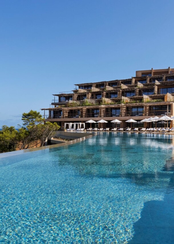 Hotelkomplex mit Infinitypool an einer Meeresküste.