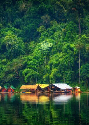 Hölzerne Floßhütten auf dem Chiao-Lan-See im Khao Sok Nationalpark