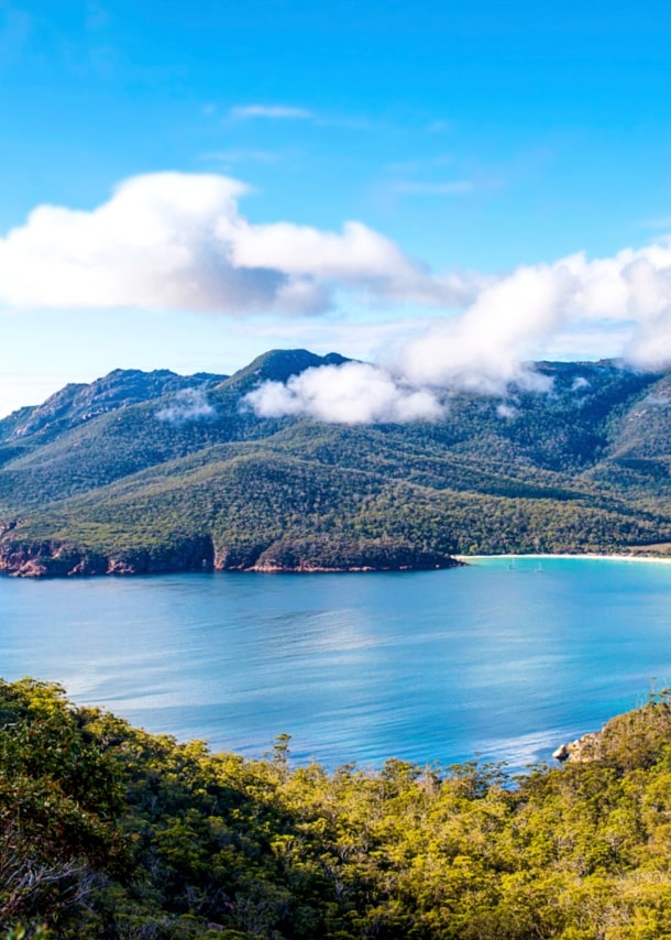 Panoramaaufnahme des Freycinet-Nationalparks in Tasmanien mit Blick auf die halbmondförmige Wine Glass Bay.