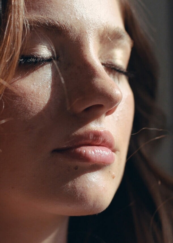 Nahaufnahme einer konzentrierten Frau mit geschlossenen Augen