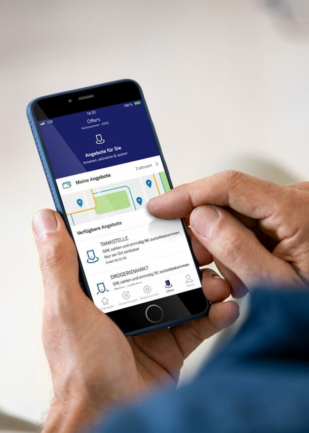 Eine Person tippt etwas auf dem Smartphone.