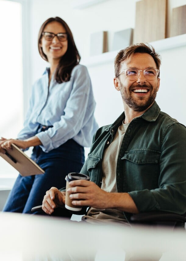 Ein Business-Team hat ein Meeting in lockerer Atmosphäre.