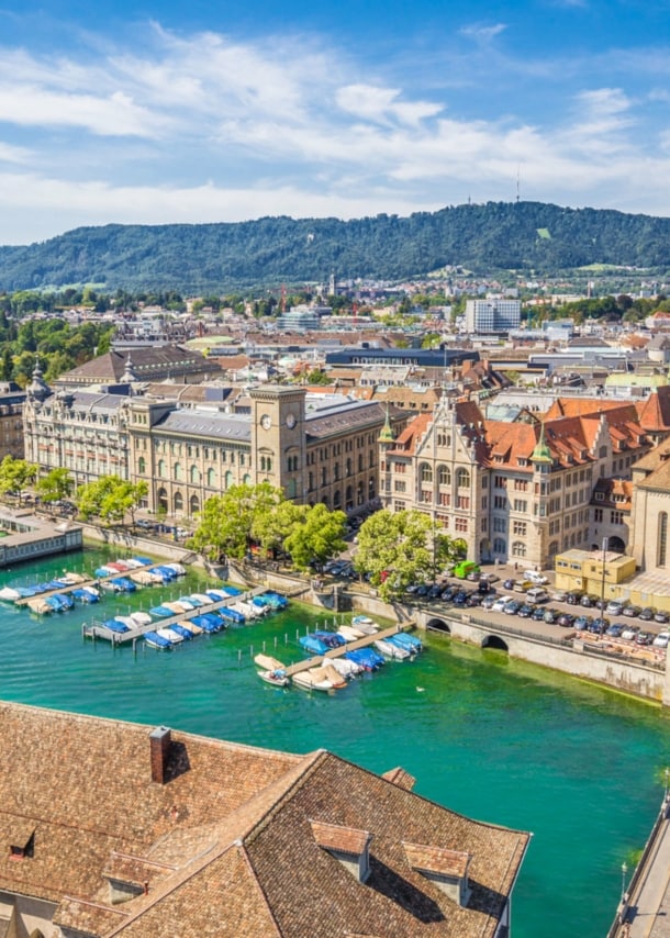 Blick vom Grossmünster in Zürich auf den Limmat und die Altstadt.