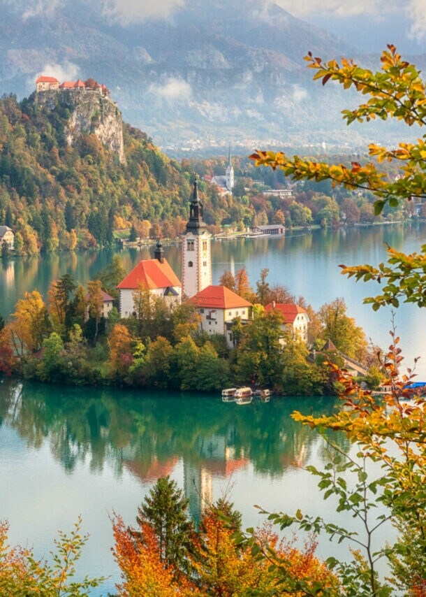 Gletschersee in Slowenien, in dessen Mitte sich eine Insel mit Kapelle befindet.