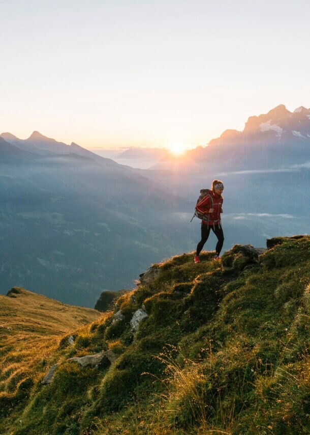 Eine Person beim Wandern im Berner Oberland.