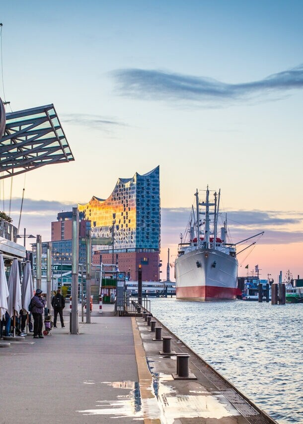 Das Foto zeigt den Hamburger Hafen mit der Elbphilharmonie im Hintergrund.