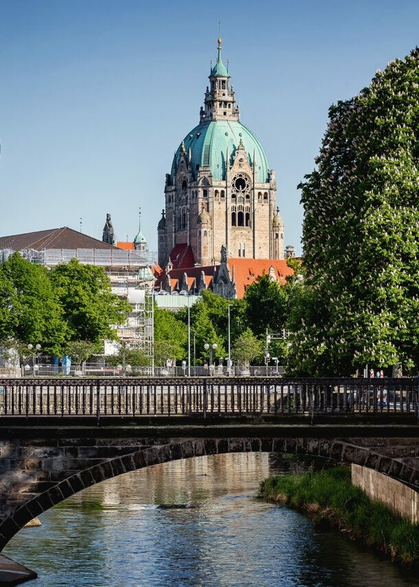 Das neue Rathaus in Hannover, gesehen von der Altstadt, ist zu sehen.