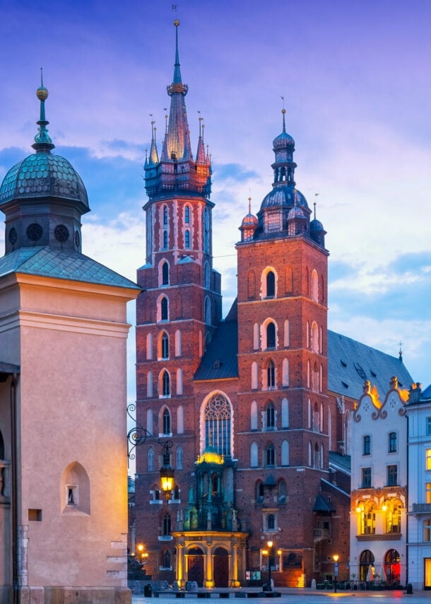Blick auf die Marienkirche in Krakau bei Dämmerung.