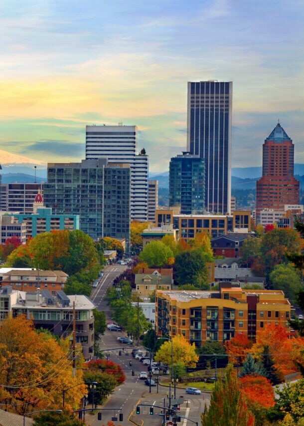 Portlands Skyline mit herbstlich-bunten Bäumen vor dem schneebedeckten Mount Hood.
