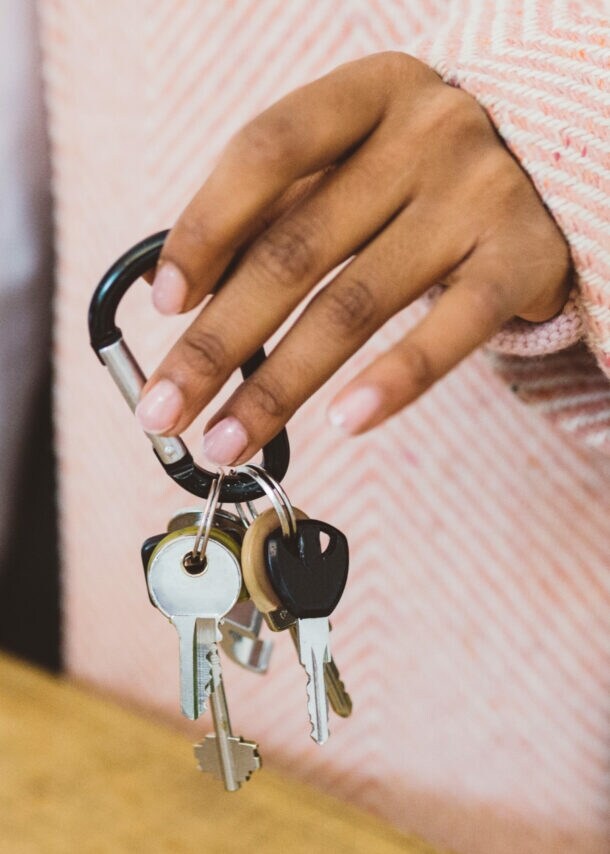 Nahaufnahme eines Schlüsselbunds in der Hand einer Frau.