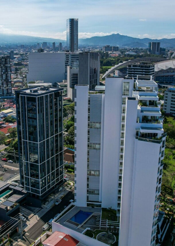 Luftaufnahme von San José in Costa Rica mit Hochhäusern im Vordergrund.