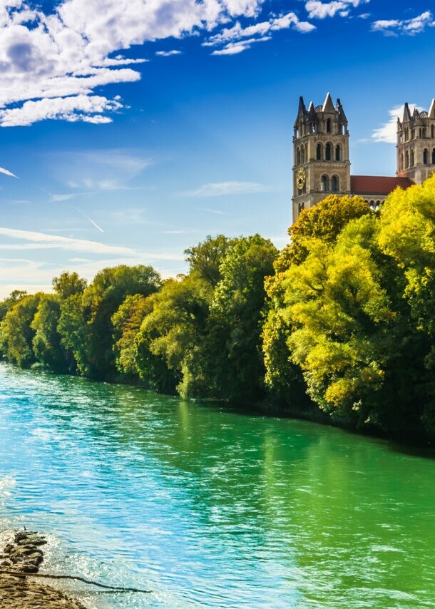 Der Isarstrand in München ist zu sehen.