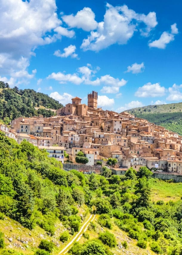 Steinhäuser an einem grün bewachsenen Berghang