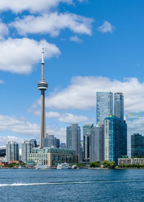 Skyline von Toronto am Ontariosee mit Wassertaxi im Vordergrund.