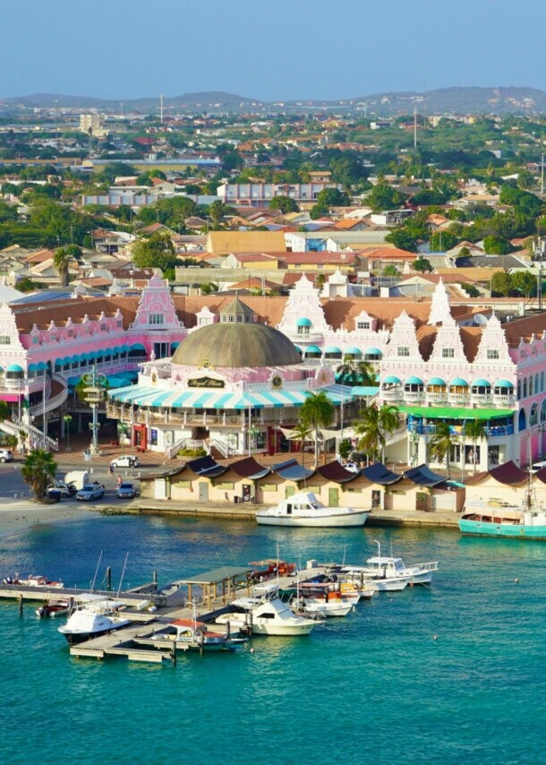 Blick von oben auf den Hafen und bunte Häuser in Oranjestad.
