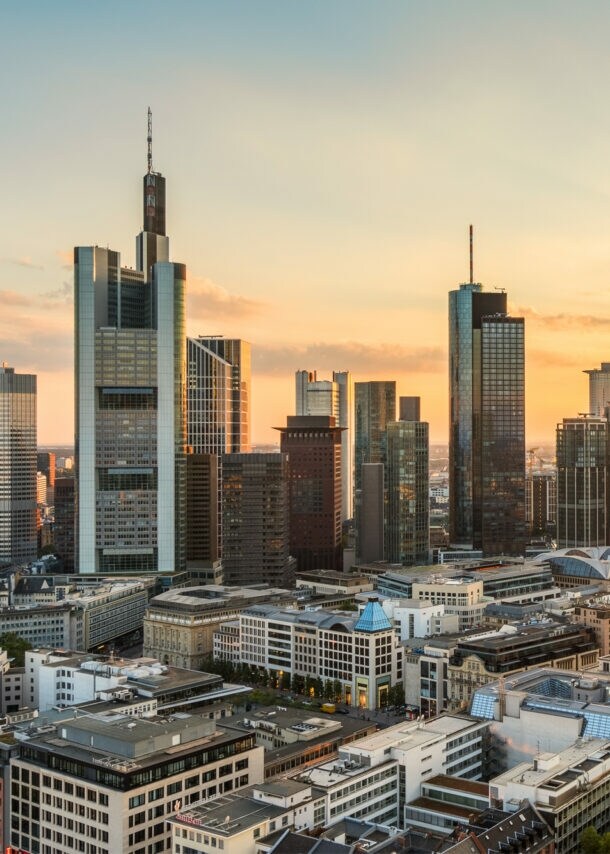 Die Sonne geht hinter der Frankfurter Skyline unter.