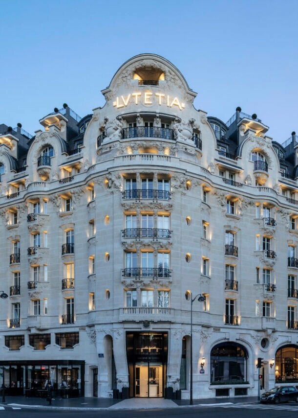 Fassade des Hotels Lutetia in Paris bei Dämmerung.