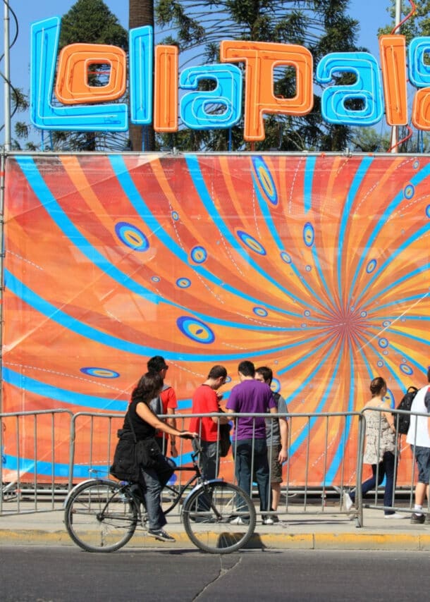 Prominanter Lollapalooza-Schriftzug mit farbigem Plakat.