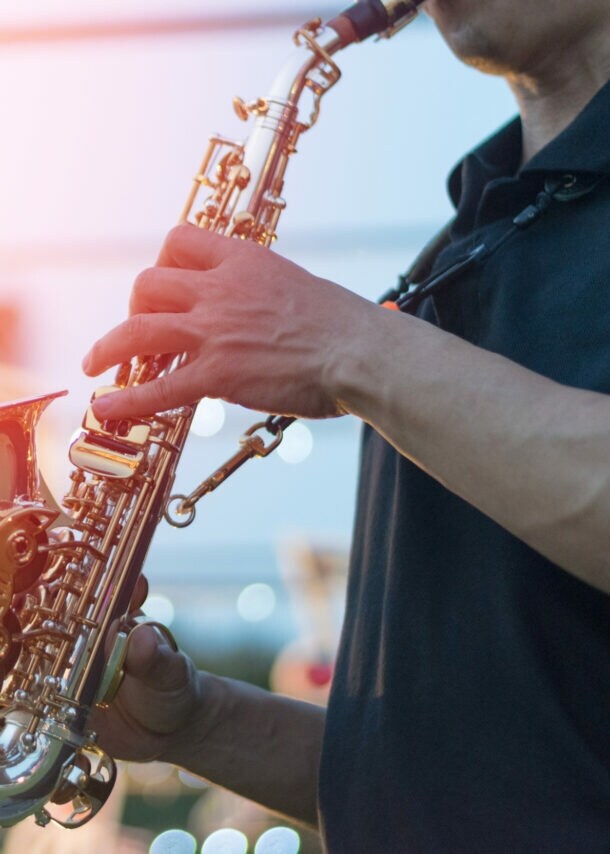 Ein Saxphonspieler steht auf einer Bühne.
