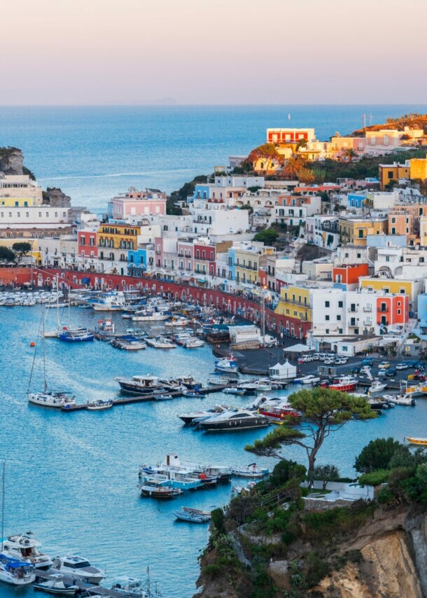 Luftaufnahme auf den Hafen der Insel Ponza.