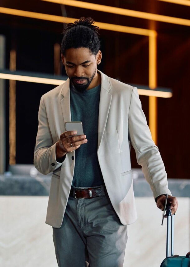 Ein Geschäftsreisender kommt in der Hotellobby an.