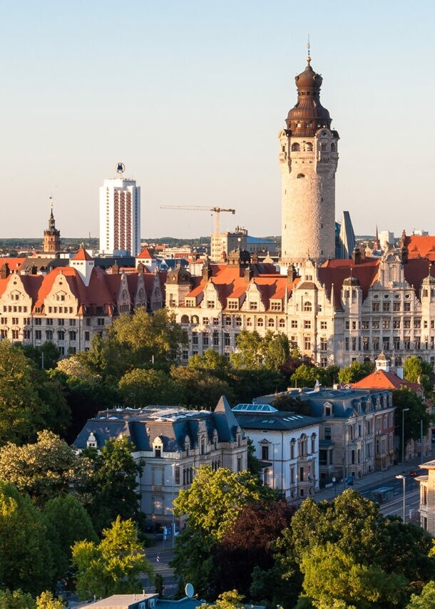 Die Fotografie zeigt die Skyline von Leipzig am Abend.