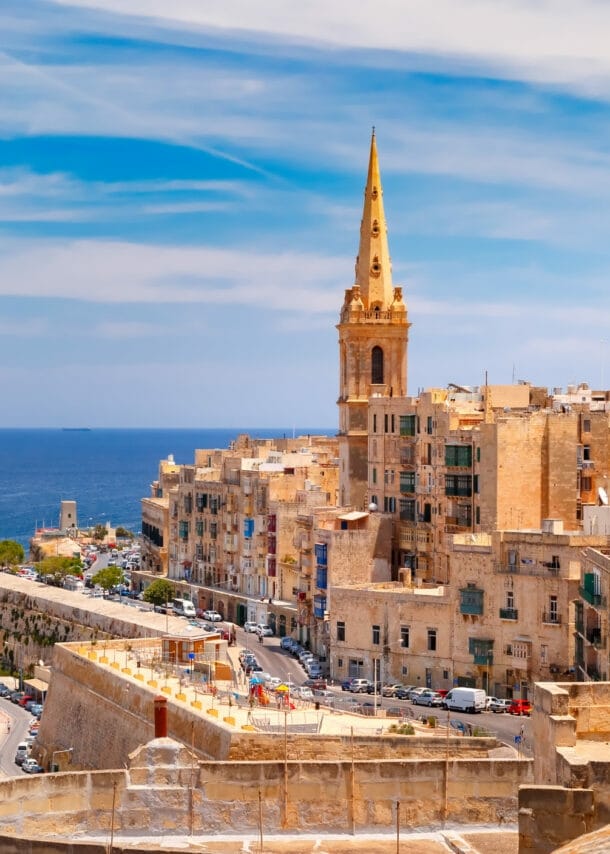 Blick auf die historische Skyline von Valletta, Malta, mit der Kuppel der St. Pauls Kathedrale und dem Meer im Hintergrund.