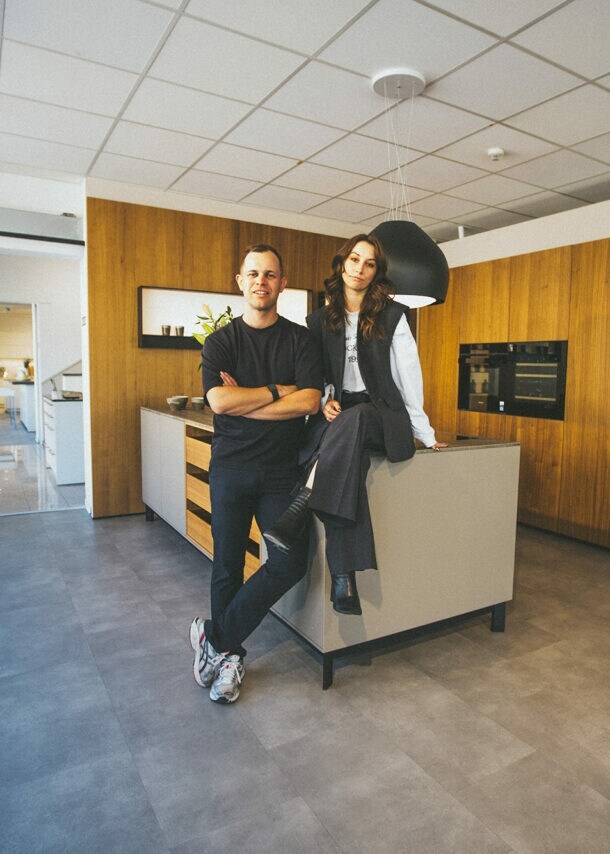 Benjamin Diedering und Masha Schubbach befinden sich in einem Küchenstudio.