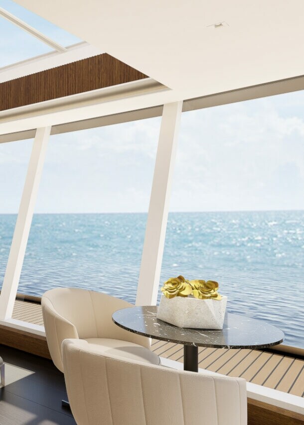 Interieur der luxuriösen Skyview Regent Suite mit großem Doppelbett, Sofa und Design-Objekten.