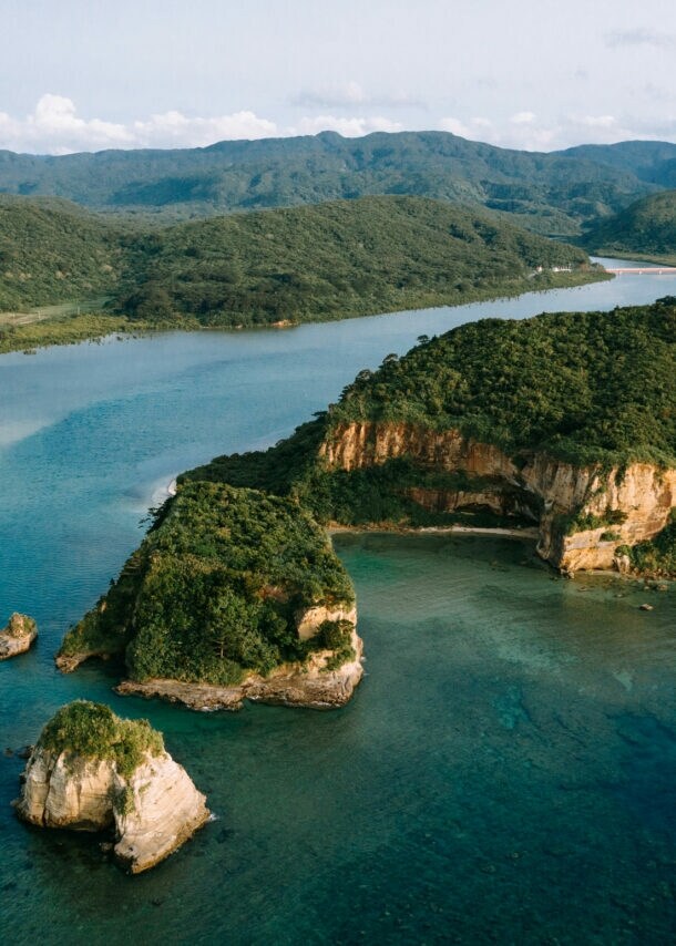 Luftaufnahme einer Inselgruppe mit bewaldeten Hügeln.