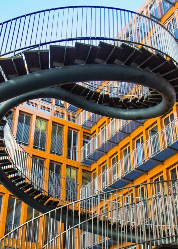 Endlose Treppe von Olafur Eliasson im Innenhof des KPMG-Gebäudes, spiralförmige Treppe ohne Anfang oder Ende