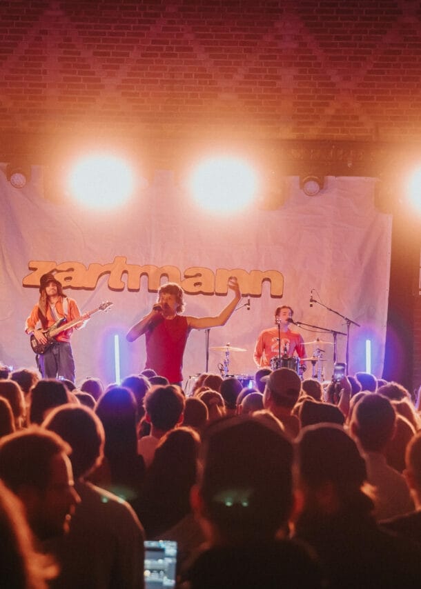 Konzert auf der Bühne beim Nürnberg Pop Festival mit dem Musiker Zartmann vor Publikum.