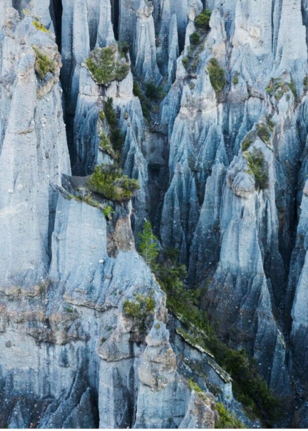 Felsformationen mit schmalen, spitzen Türmen und vereinzeltem Bewuchs