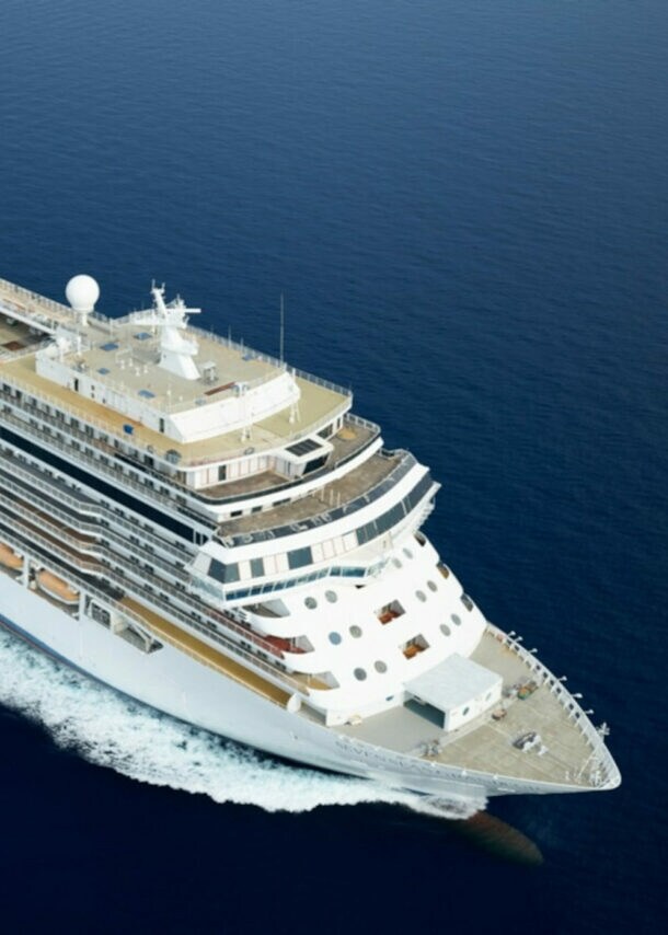 Luftaufnahme eines luxuriösen Kreuzfahrtschiffs es auf dem Meer.