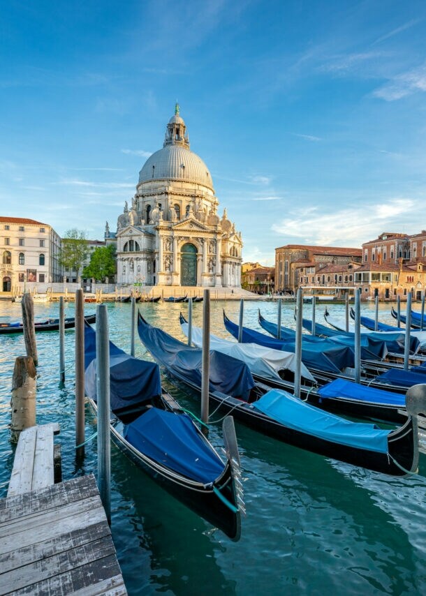 Venezianische Gondeln vor der Basilika Santa Maria della Salute am Canale Grande im Stadtteil Dorsoduro.