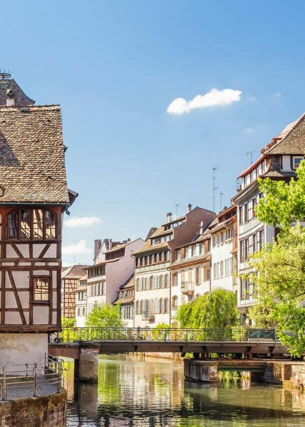 Fachwerkhäuser an einem Kanal in Straßburg, Frankreich, bei sonnigem Wetter