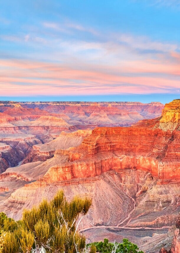 Leuchtende Farben während eines Sonnenuntergangs am Mohave Point an der Hermit Road im Grand Canyon.