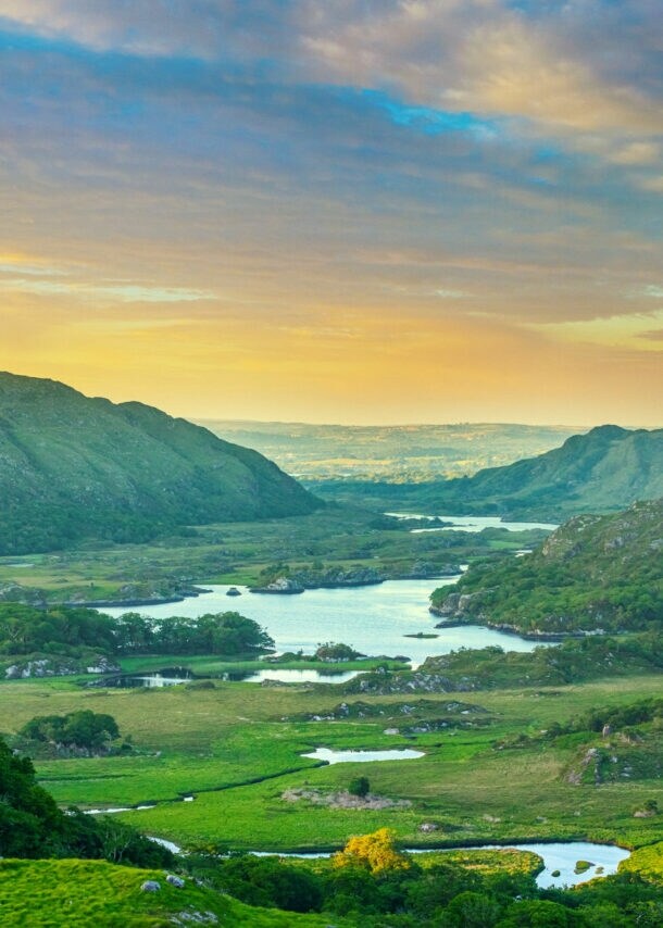 Landschaft entlang des Ring of Kerry mit Blick vom Ladies View im Killarney-Nationalpark.