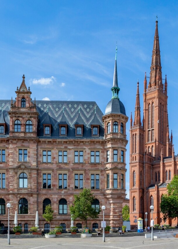 Blick auf das Neue Rathaus und die Marktkirche in Wiesbaden während eines leicht bewölkten Sommertags.